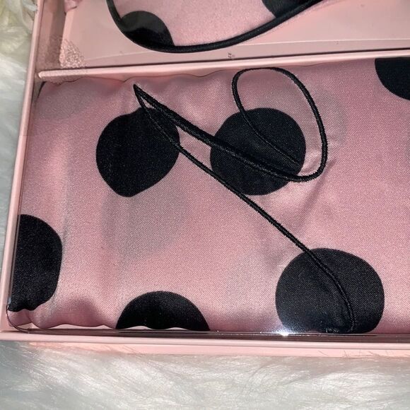 Victoria's SECRET Satin Pillowcase & Eye Mask Set - Picture 4 of 10